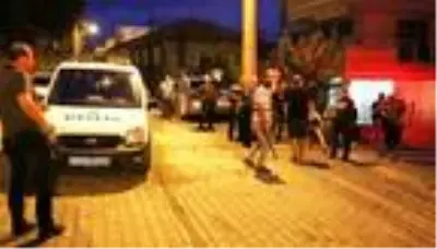 İki aile, 'vişne şurubundan çıkan duman' nedeniyle sokak ortasında kavga ettiler İki aile, 'vişne şurubundan çıkan duman' nedeniyle sokak ortasında kavga ettiler