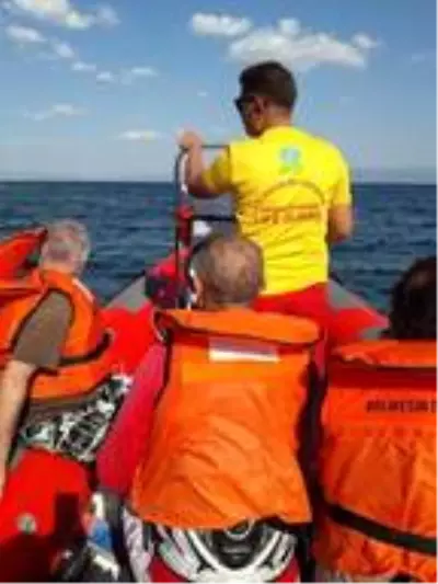 Tekneleri su alan 4 kişi, İtfaiye Cankurtaran Ekibi'nce kurtarıldı Tekneleri su alan 4 kişi, İtfaiye Cankurtaran Ekibi'nce kurtarıldı