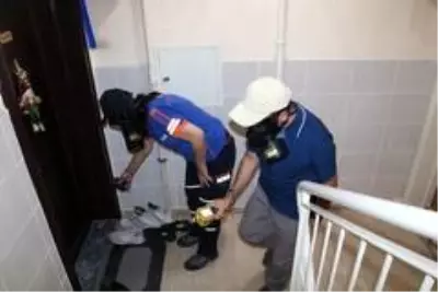 Kimyasal temizleyicilerden çıkan koku apartmanda paniğe neden oldu Kimyasal temizleyicilerden çıkan koku apartmanda paniğe neden oldu