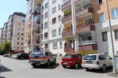 Kimyasal temizleyicilerden çıkan koku apartmanda paniğe neden oldu Kimyasal temizleyicilerden çıkan koku apartmanda paniğe neden oldu