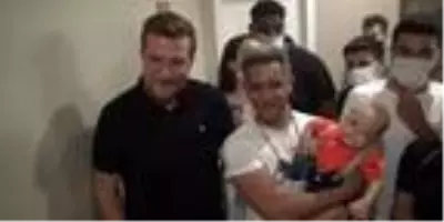 Ünlü aktör Aamir Khan, yeni filminin çekimleri için Türkiye'ye geldi, hayranları kaldığı otele akın etti Ünlü aktör Aamir Khan, yeni filminin çekimleri için Türkiye'ye geldi, hayranları kaldığı otele akın etti