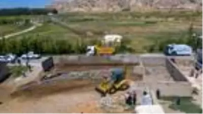 Van'da 110 ahırın yıkım çalışmaları devam ediyor Van'da 110 ahırın yıkım çalışmaları devam ediyor