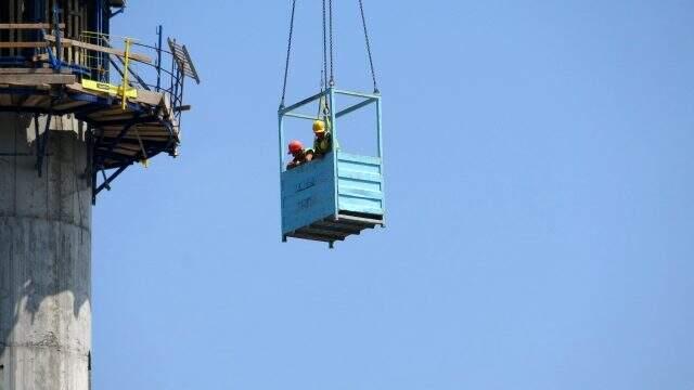Vinç arıza yapınca işçiler, metrelerce yüksekte kurtarılmayı beklediler Vinç arıza yapınca işçiler, metrelerce yüksekte kurtarılmayı beklediler