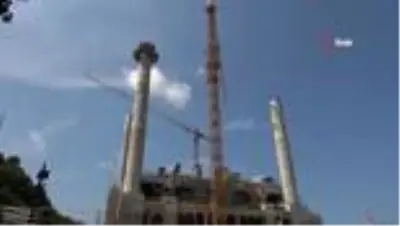 Vinç arıza yaptı, minaredeki iki işçi dakikalarca kurtarılmayı bekledi Vinç arıza yaptı, minaredeki iki işçi dakikalarca kurtarılmayı bekledi