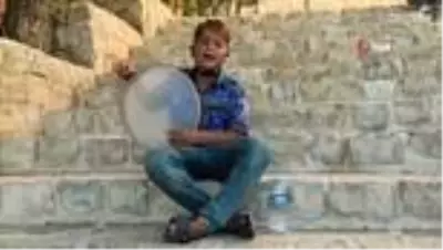 Yanık sesiyle turistlerin ilgisini çeken minik Bünyamin'in anlamlı hayali Yanık sesiyle turistlerin ilgisini çeken minik Bünyamin'in anlamlı hayali