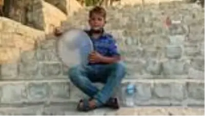Yanık sesiyle turistlerin ilgisini çeken minik Bünyamin'in anlamlı hayali Yanık sesiyle turistlerin ilgisini çeken minik Bünyamin'in anlamlı hayali