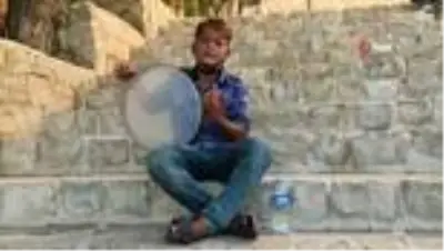 Yanık sesiyle turistlerin ilgisini çeken minik Bünyamin'in anlamlı hayali Yanık sesiyle turistlerin ilgisini çeken minik Bünyamin'in anlamlı hayali