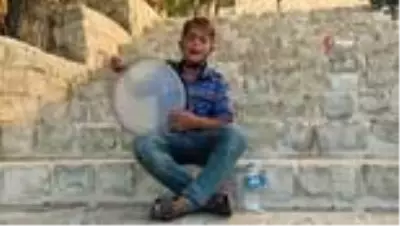 Yanık sesiyle turistlerin ilgisini çeken minik Bünyamin'in anlamlı hayali Yanık sesiyle turistlerin ilgisini çeken minik Bünyamin'in anlamlı hayali