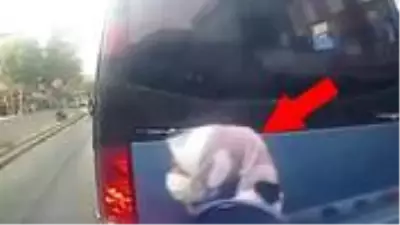 Yolun karşısına geçmek isteyen kadına otomobil çarptı! O anlar kamerada Yolun karşısına geçmek isteyen kadına otomobil çarptı! O anlar kamerada