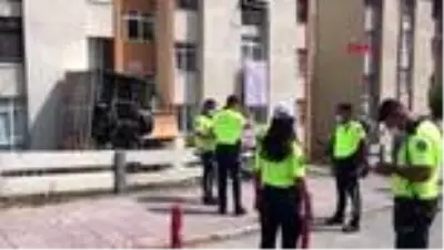 ZONGULDAK Kamyonet apartmanın önündeki boşluğa düştü ZONGULDAK Kamyonet apartmanın önündeki boşluğa düştü