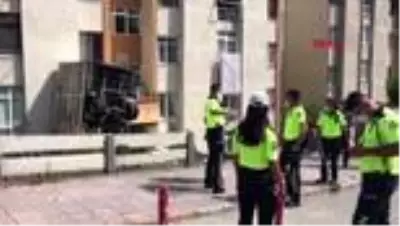 ZONGULDAK Kamyonet apartmanın önündeki boşluğa düştü ZONGULDAK Kamyonet apartmanın önündeki boşluğa düştü
