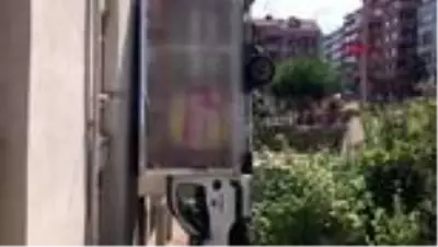 ZONGULDAK Kamyonet apartmanın önündeki boşluğa düştü ZONGULDAK Kamyonet apartmanın önündeki boşluğa düştü