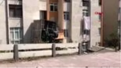 ZONGULDAK Kamyonet apartmanın önündeki boşluğa düştü ZONGULDAK Kamyonet apartmanın önündeki boşluğa düştü