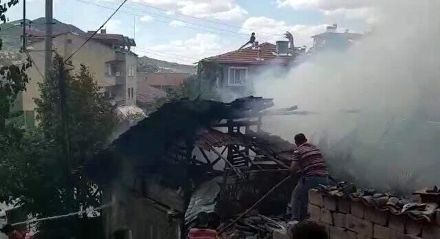 Ahşap evde çıkan yangını faciaya neden oldu: 3 ölü, 2 kayıp Ahşap evde çıkan yangını faciaya neden oldu: 3 ölü, 2 kayıp