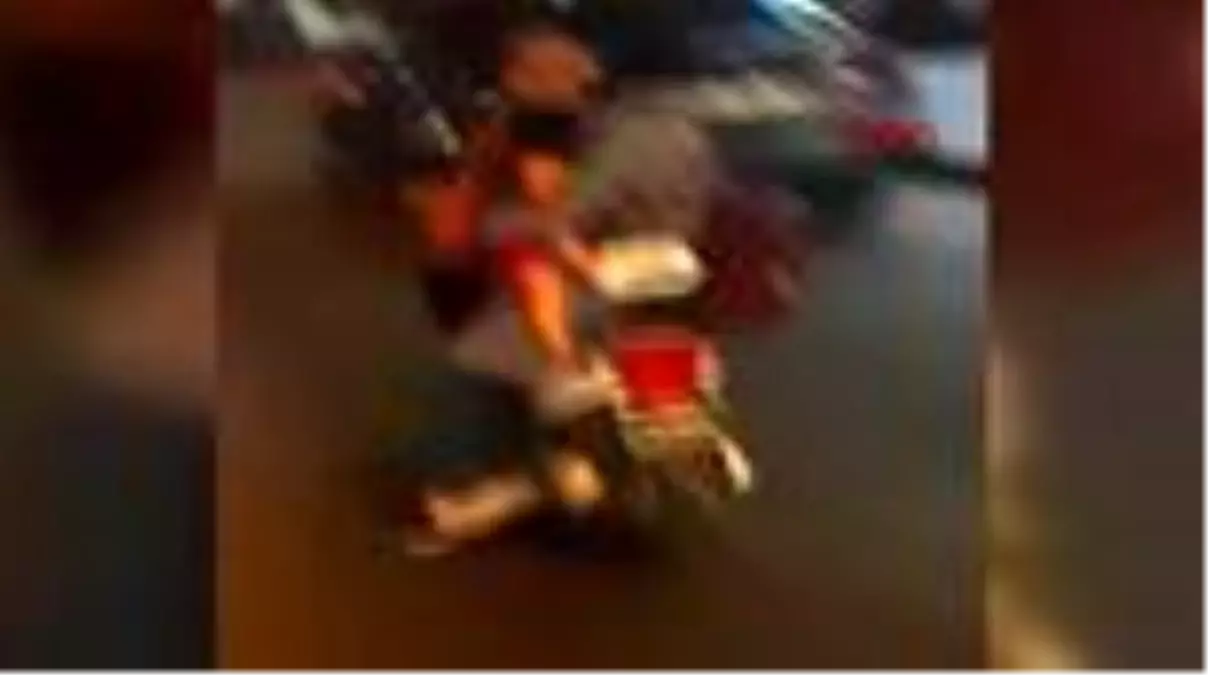 Ailenin kucağındaki bebek ile tehlikeli yolculuğu kamerada