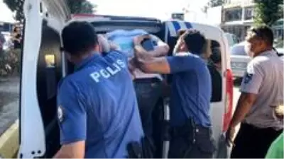 Tabanca ile alacaklısını kovalayan şahıs, yanlışlıkla 3 kişiyi vurdu Tabanca ile alacaklısını kovalayan şahıs, yanlışlıkla 3 kişiyi vurdu
