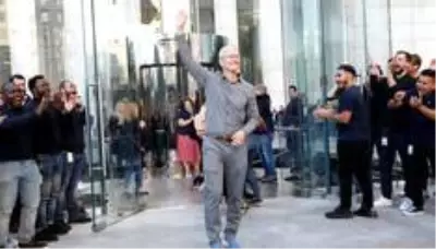 Apple CEO'su Tim Cook da dolar milyarderleri listesine girdi Apple CEO'su Tim Cook da dolar milyarderleri listesine girdi