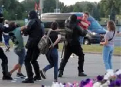 Belarus seçimleri: Muhalif aday Tikhanovskaya'nın nerede olduğu bilinmiyor, protestolarda bir kişi... Belarus seçimleri: Muhalif aday Tikhanovskaya'nın nerede olduğu bilinmiyor, protestolarda bir kişi...
