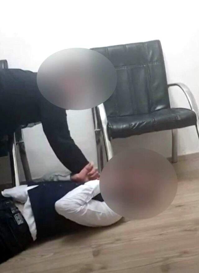 Büyü bozma bahanesiyle vatandaşı dolandıran medyumun cin çıkarma görüntüleri ortaya çıktı Büyü bozma bahanesiyle vatandaşı dolandıran medyumun cin çıkarma görüntüleri ortaya çıktı