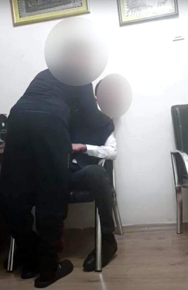 Büyü bozma bahanesiyle vatandaşı dolandıran medyumun cin çıkarma görüntüleri ortaya çıktı Büyü bozma bahanesiyle vatandaşı dolandıran medyumun cin çıkarma görüntüleri ortaya çıktı