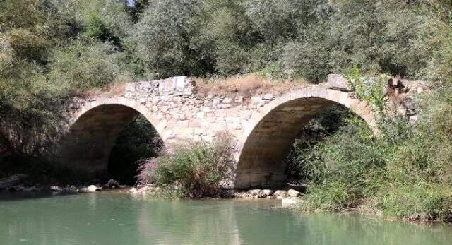 Defineciler, rivayetle köprüyü talan ettiler Defineciler, rivayetle köprüyü talan ettiler