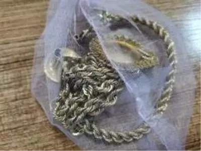 Devriye sırasında buldukları 40 bin TL'lik altını, sahibine teslim ettiler Devriye sırasında buldukları 40 bin TL'lik altını, sahibine teslim ettiler