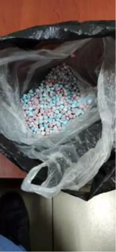 'Dur' ihtarına uymayan otomobilde 738 adet uyuşturucu hap ele geçirildi; 1 tutuklama 'Dur' ihtarına uymayan otomobilde 738 adet uyuşturucu hap ele geçirildi; 1 tutuklama