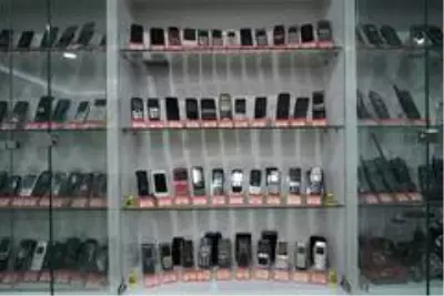 Elazığ'daki telefon koleksiyonu görenleri hayrete düşürüyor Elazığ'daki telefon koleksiyonu görenleri hayrete düşürüyor