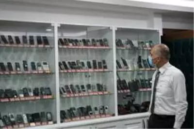 Elazığ'daki telefon koleksiyonu görenleri hayrete düşürüyor Elazığ'daki telefon koleksiyonu görenleri hayrete düşürüyor