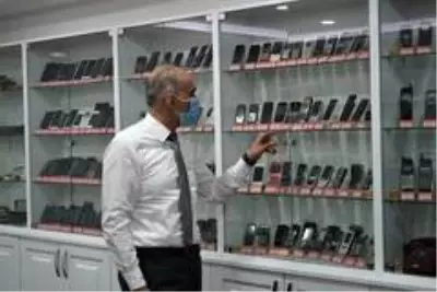 Elazığ'daki telefon koleksiyonu görenleri hayrete düşürüyor Elazığ'daki telefon koleksiyonu görenleri hayrete düşürüyor