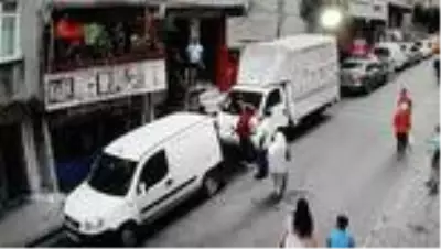 ESENLER'DE KOMŞULAR ARASINDA KALASLI, SOPALI BIÇAKLI KAVGA KAMERADA ESENLER'DE KOMŞULAR ARASINDA KALASLI, SOPALI BIÇAKLI KAVGA KAMERADA