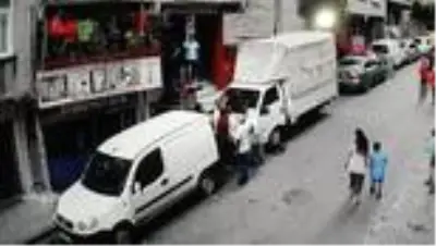 ESENLER'DE KOMŞULAR ARASINDA KALASLI, SOPALI BIÇAKLI KAVGA KAMERADA ESENLER'DE KOMŞULAR ARASINDA KALASLI, SOPALI BIÇAKLI KAVGA KAMERADA