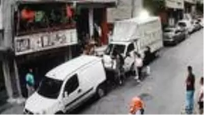 Esenler'de komşular arasında kalaslı, sopalı bıçaklı kavga kamerada Esenler'de komşular arasında kalaslı, sopalı bıçaklı kavga kamerada