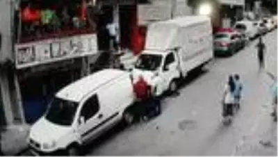 ESENLER'DE KOMŞULAR ARASINDA KALASLI, SOPALI BIÇAKLI KAVGA KAMERADA ESENLER'DE KOMŞULAR ARASINDA KALASLI, SOPALI BIÇAKLI KAVGA KAMERADA