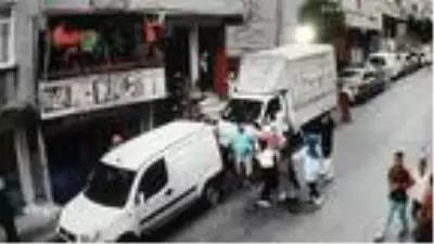 Esenler'de komşular arasında kalaslı, sopalı bıçaklı kavga kamerada Esenler'de komşular arasında kalaslı, sopalı bıçaklı kavga kamerada