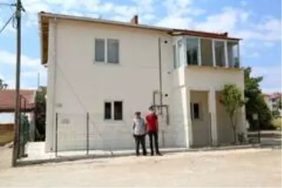 Evi yanan sağlık emekçisi yeni evine kavuştu Evi yanan sağlık emekçisi yeni evine kavuştu
