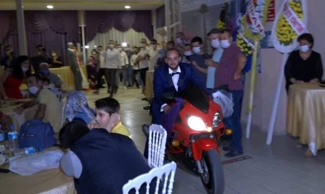 Görenler şaşkına döndü! Damat, düğün salonuna motosikletle giriş yaptı Görenler şaşkına döndü! Damat, düğün salonuna motosikletle giriş yaptı