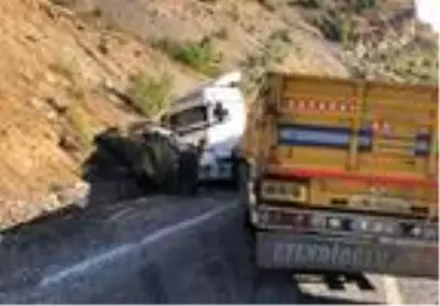 Hakkari'de TIR ile otomobil kafa kafaya çarpıştı: 2 yaralı Hakkari'de TIR ile otomobil kafa kafaya çarpıştı: 2 yaralı