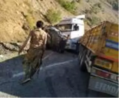 Hakkari'de TIR ile otomobil kafa kafaya çarpıştı: 2 yaralı Hakkari'de TIR ile otomobil kafa kafaya çarpıştı: 2 yaralı