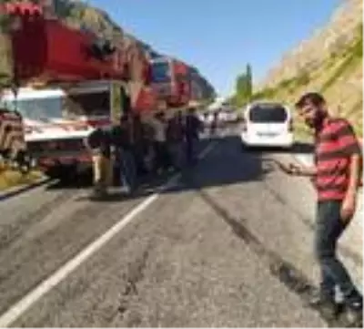 Hakkari'de TIR ile otomobil kafa kafaya çarpıştı: 2 yaralı Hakkari'de TIR ile otomobil kafa kafaya çarpıştı: 2 yaralı