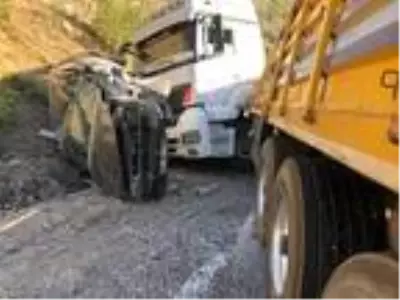 Hakkari'de TIR ile otomobil kafa kafaya çarpıştı: 2 yaralı Hakkari'de TIR ile otomobil kafa kafaya çarpıştı: 2 yaralı