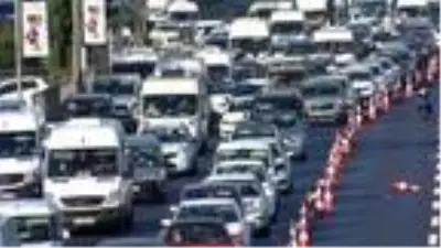 Haliç Köprüsü'ndeki çalışmalar nedeniyle D-100'de trafik yoğunluğu Haliç Köprüsü'ndeki çalışmalar nedeniyle D-100'de trafik yoğunluğu