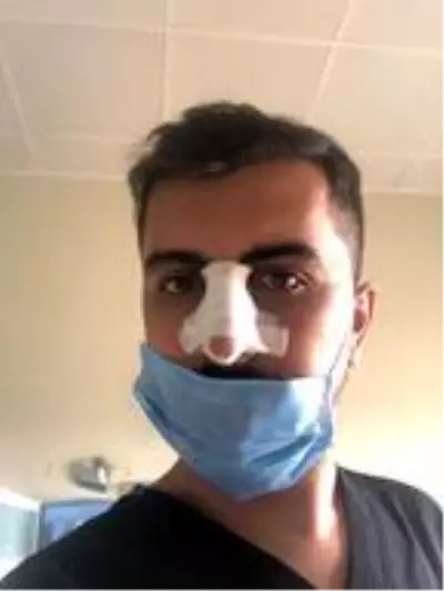 Sağlık çalışanlarına şiddet bitmiyor! Hasta yakını, sosyal mesafe uyarısı yapan hemşirenin burnunu kırdı Sağlık çalışanlarına şiddet bitmiyor! Hasta yakını, sosyal mesafe uyarısı yapan hemşirenin burnunu kırdı