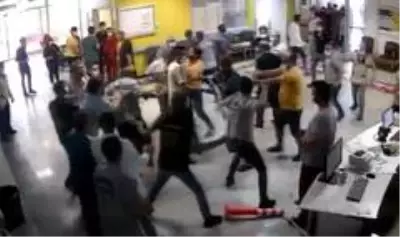 Son dakika haber: Hasta yakınlarının güvenlik görevlilerini darp ettiği anlar kamerada Son dakika haber: Hasta yakınlarının güvenlik görevlilerini darp ettiği anlar kamerada