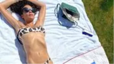 Denizde bikinisinin iplerini çözen eski manken Lilly Becker, göz göre göre frikik verdi Denizde bikinisinin iplerini çözen eski manken Lilly Becker, göz göre göre frikik verdi