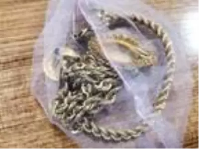 İçinde 40 bin liralık kolye bulunan çanta sahibine teslim edildi İçinde 40 bin liralık kolye bulunan çanta sahibine teslim edildi
