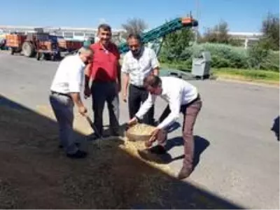 İl Müdürü Sarı ve Mehmet Sayan Ticaret Borsası'nı ziyaret etti İl Müdürü Sarı ve Mehmet Sayan Ticaret Borsası'nı ziyaret etti