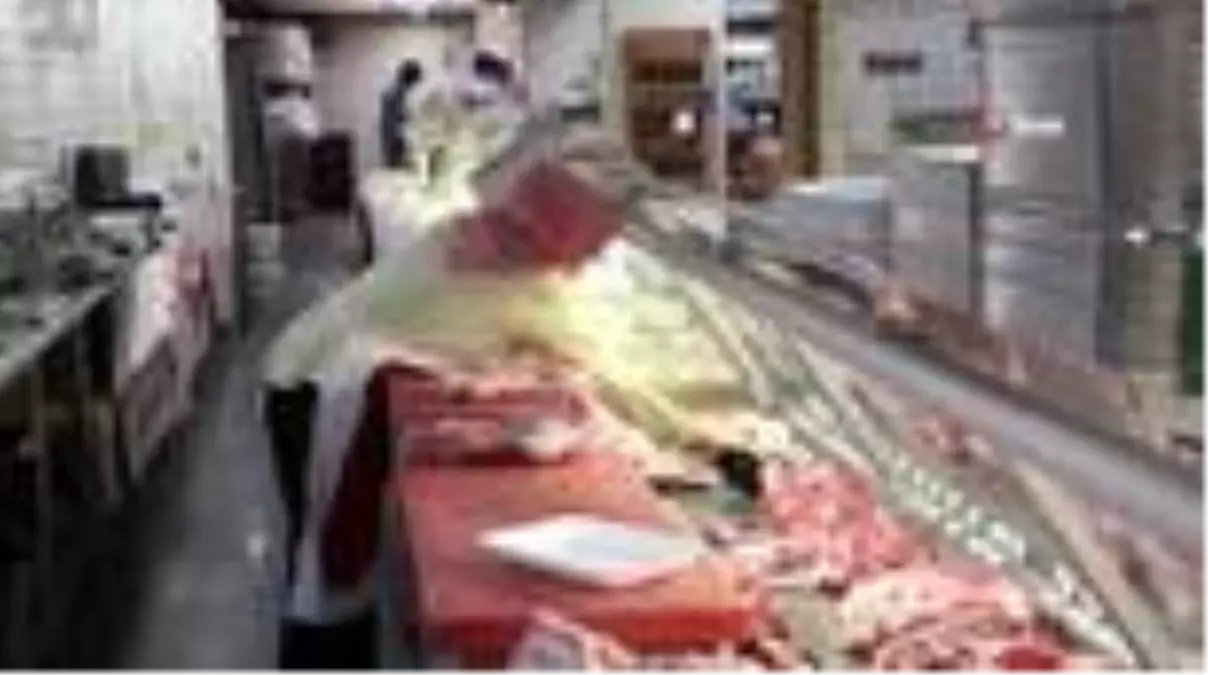 Kadın kasap erkeklere taş çıkartıyor