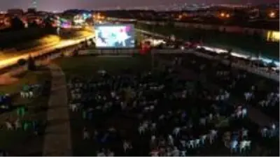 Kartepe'de açık havada sinema keyfi yaşandı Kartepe'de açık havada sinema keyfi yaşandı