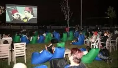 Kartepe'de açık havada sinema keyfi yaşandı Kartepe'de açık havada sinema keyfi yaşandı